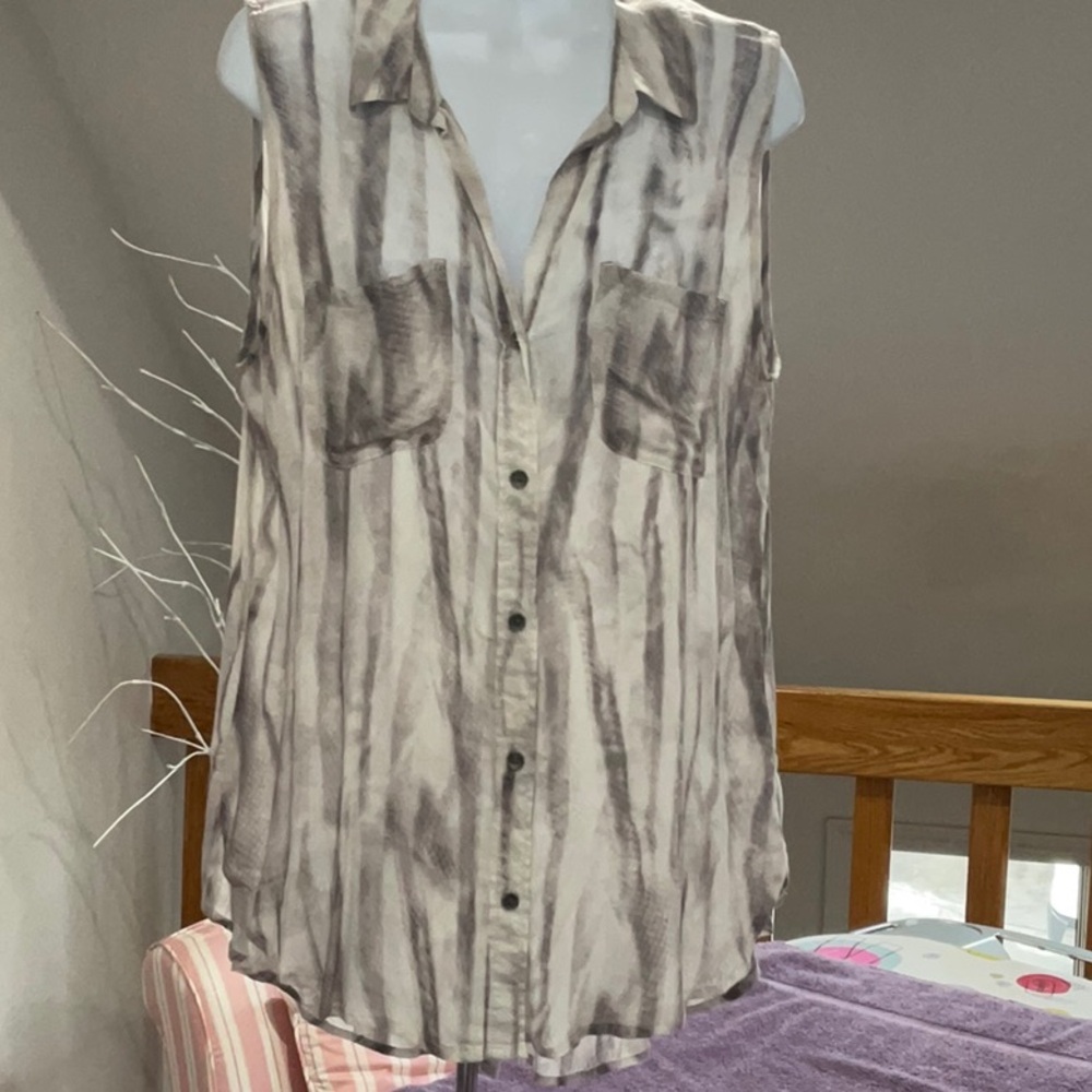 Rock & Republic Sleeveless Gray Button-Up Women's Top